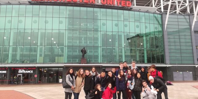 Devant Old Trafford, stade mythique.