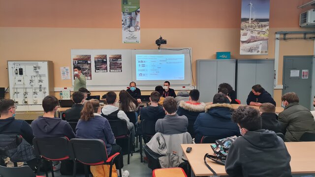 Les professionnels devant la classe de TSTI2D